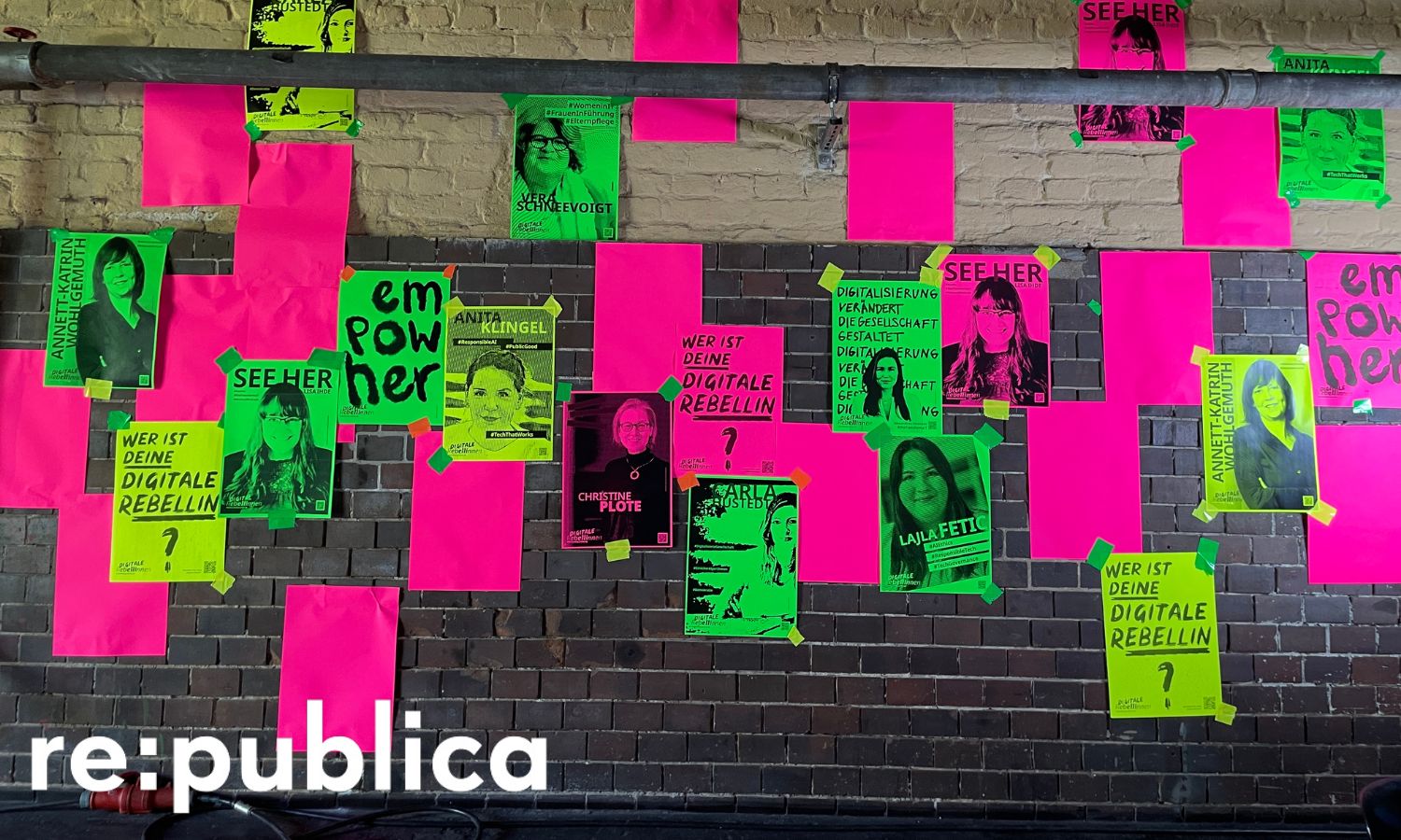 Digitale Rebellinnen Wand mit Plakaten