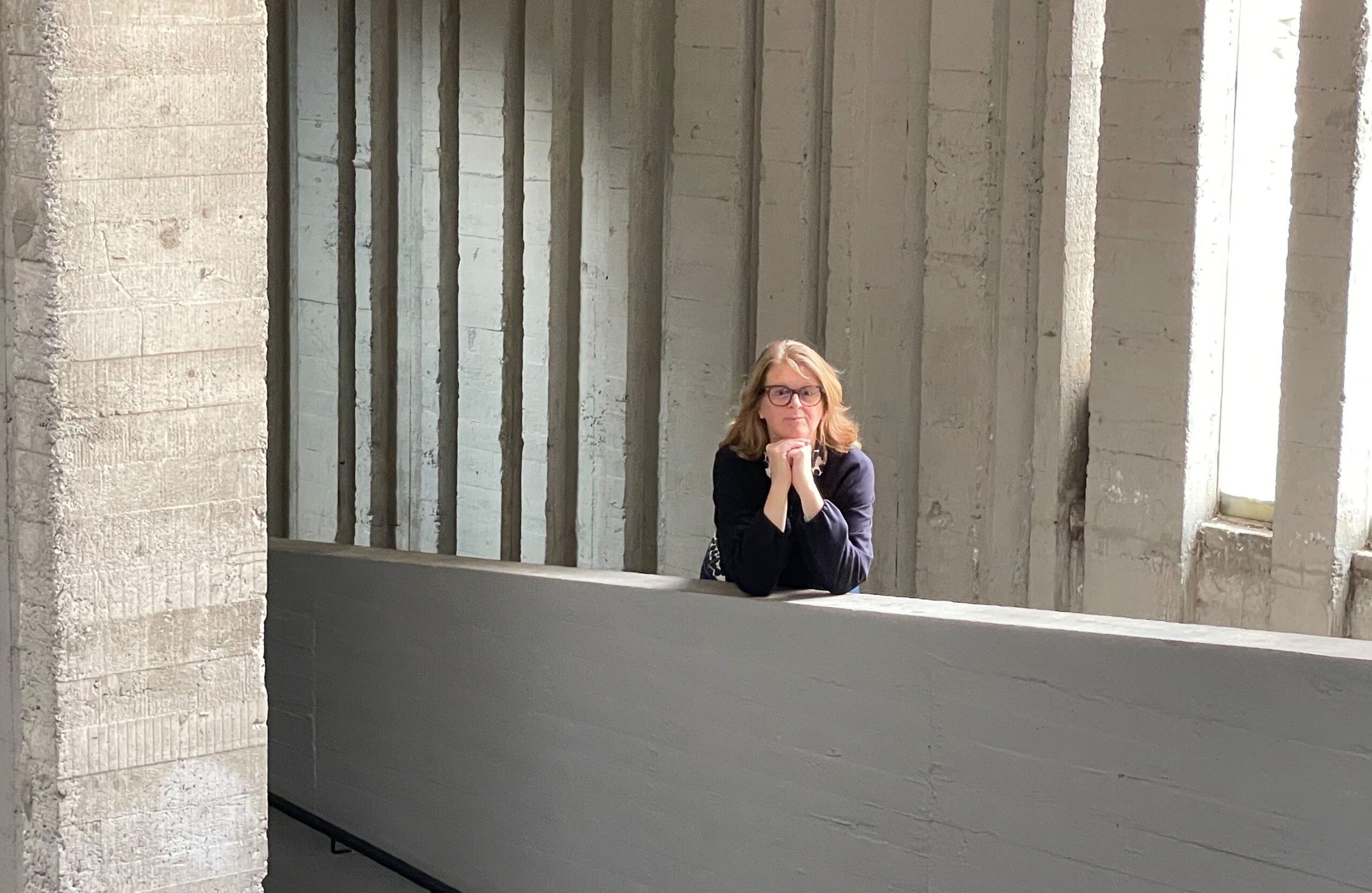 Harmsen_Journalistin Frau an Wand